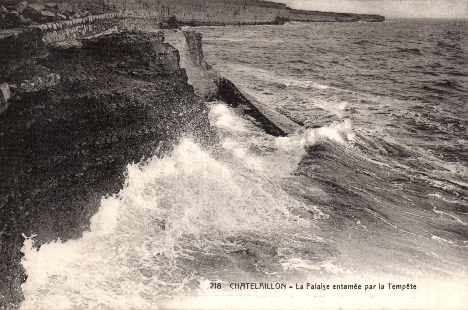Chatelaillon - La Falaise entamee par la Tempete - CPA