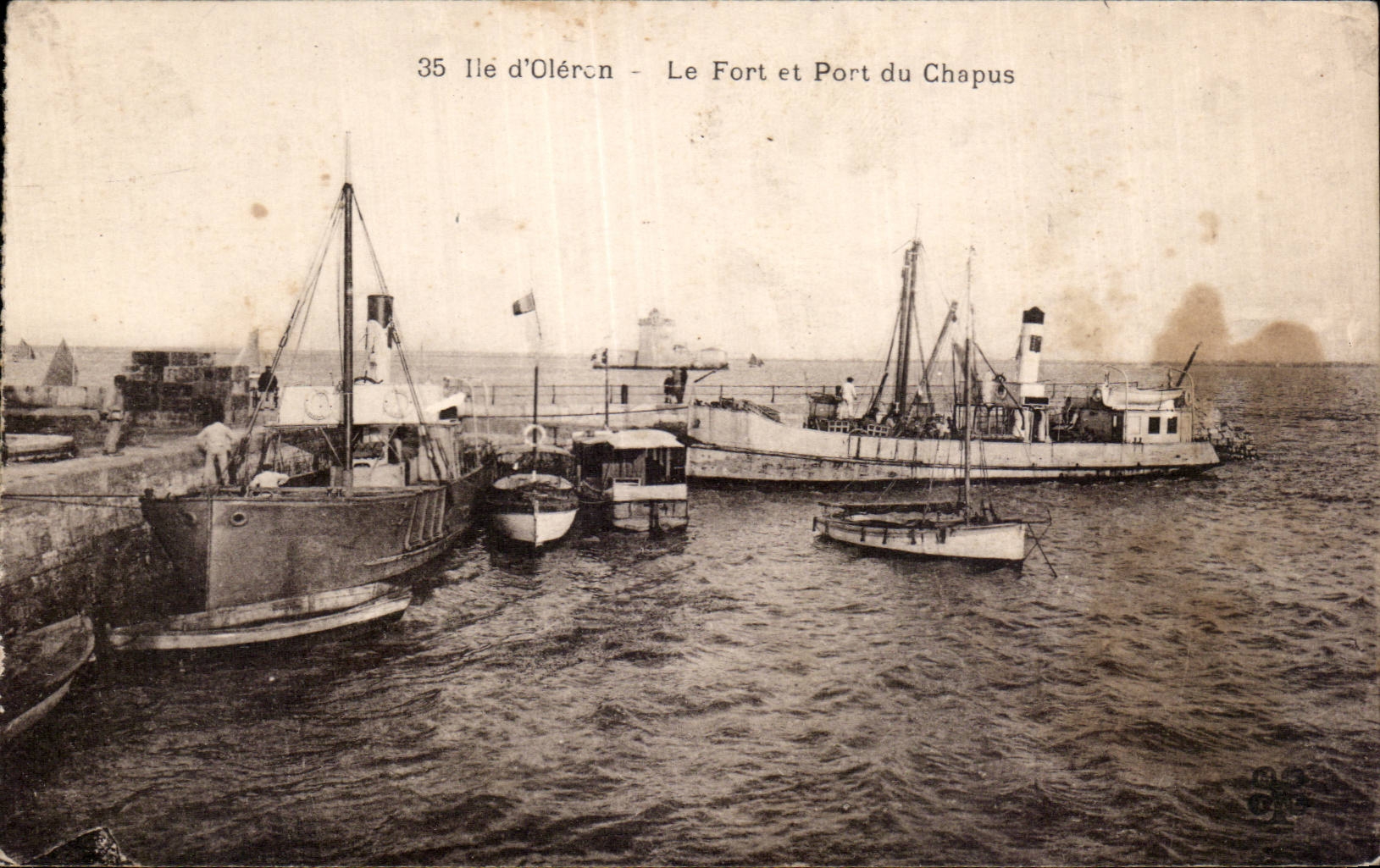 CPA Ile d Oleron Le fort et port du Chapus Bateau