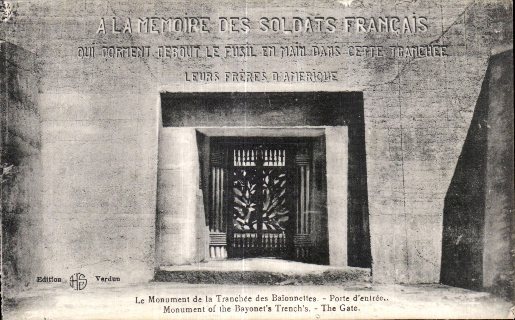 CPA Militaria Le monument de la Tranchee des baionnettes Porte d entree