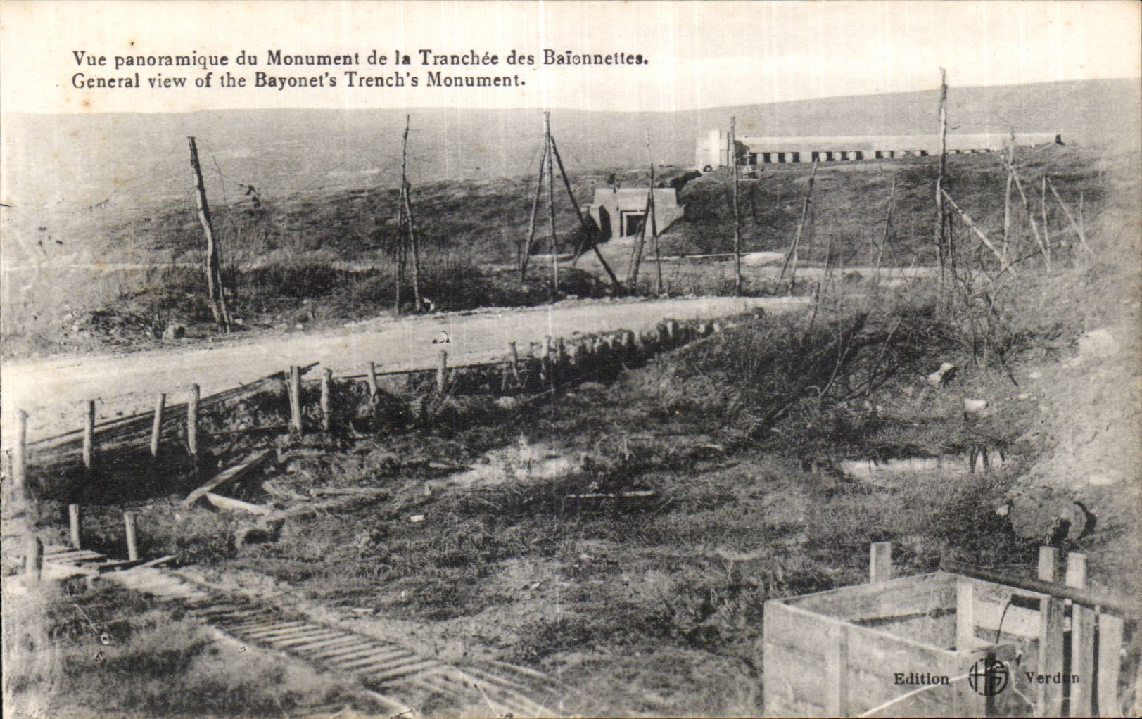 CPA Militaria Vue panoramique du monument de la tranchee des baionnettes