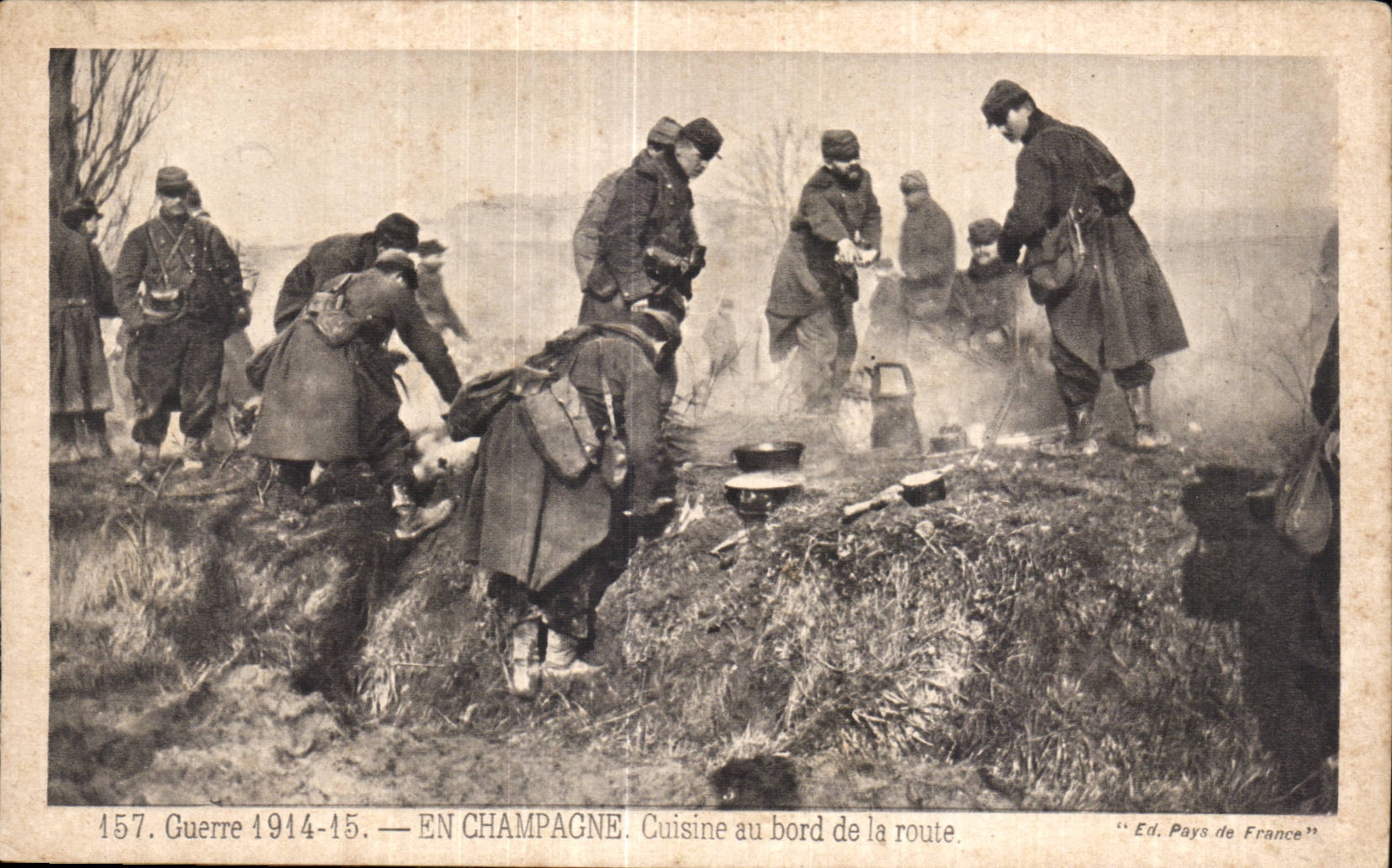 CPA Militaria Guerre 19141915 En Champagne Cuisine au bord de la route 