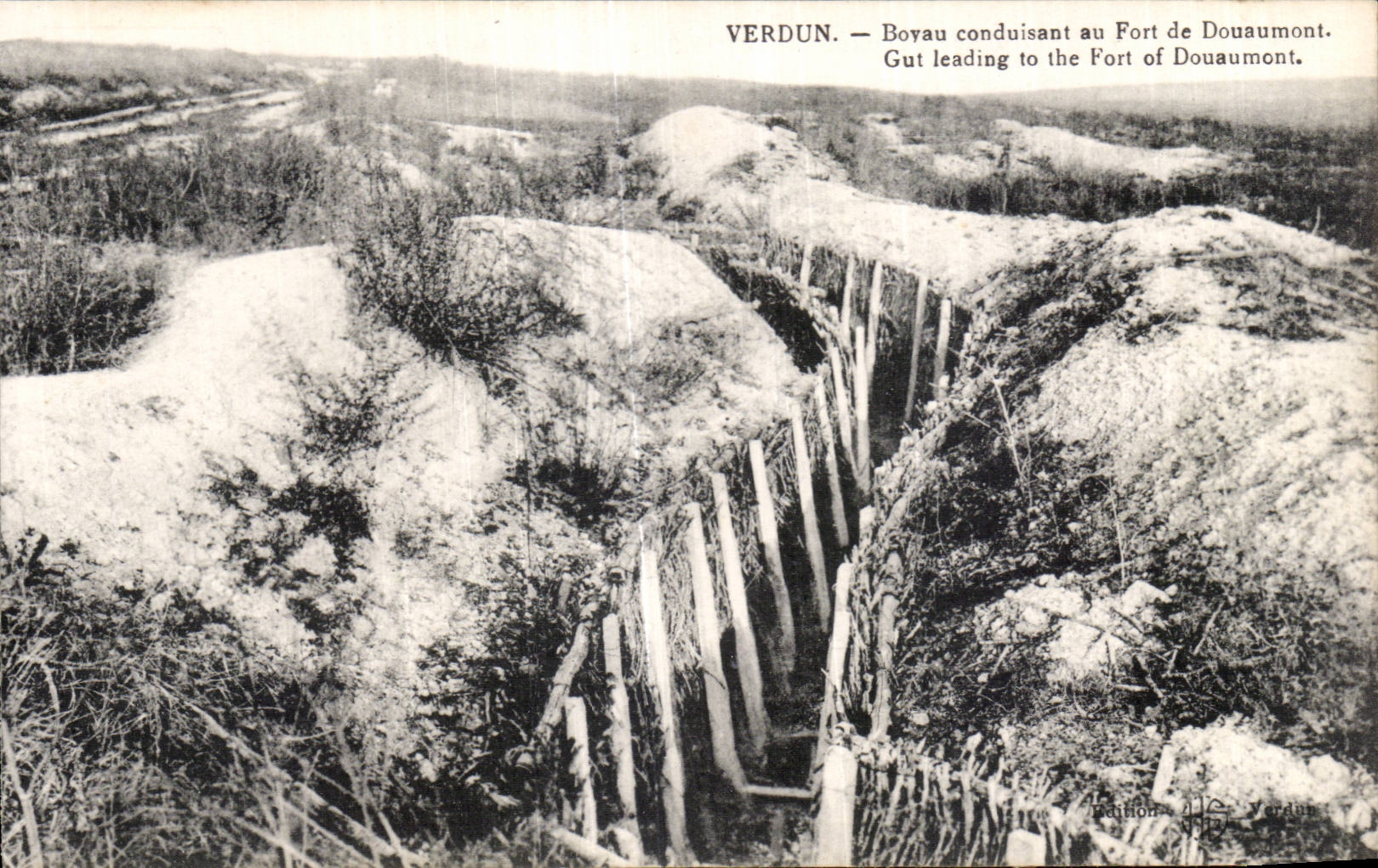 CPA Militaria Guerre 1914 Verdun Boveau conduisant au fort de Douaumont