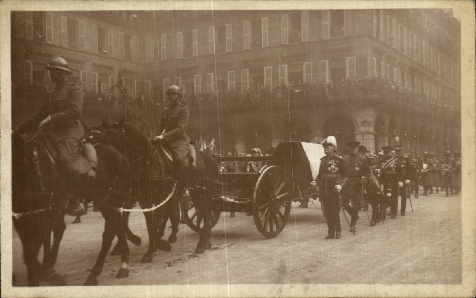 CPA Militaria Funerailles du Marechal Foch 26mars 1929 Devant la statue de Jeanne d arc