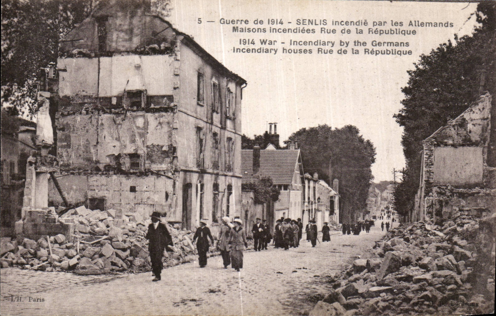 CPA Militaria Senlis incendie par les allemands Maisons incendiees Rue de la Republique 