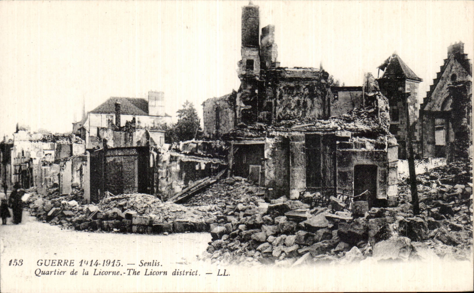 CPA Militaria Guerre de 1914 Senlis Quartier de la licorne 