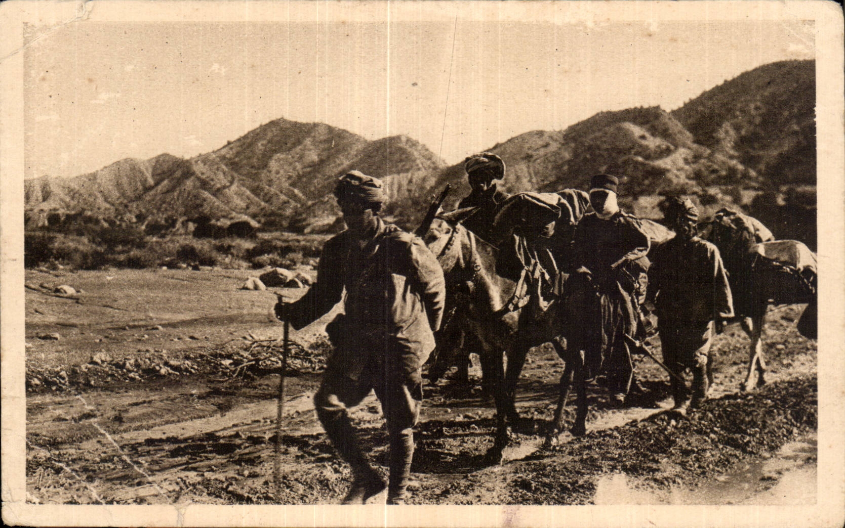CPA Militaria La guerre au Maroc Un convoi de blesses a Kilane