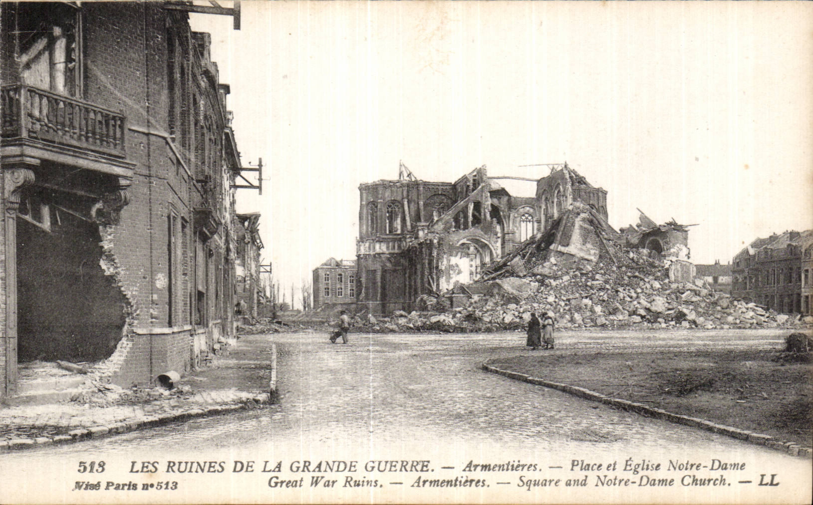 CPA Militaria Les ruines de la grande guerre Armentieres Place et eglise Notre Dame 