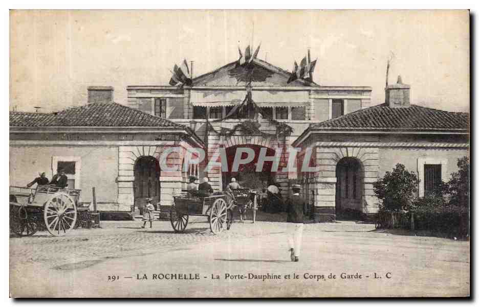 CPA La Rochelle La porte Dauphine et le corps de garde