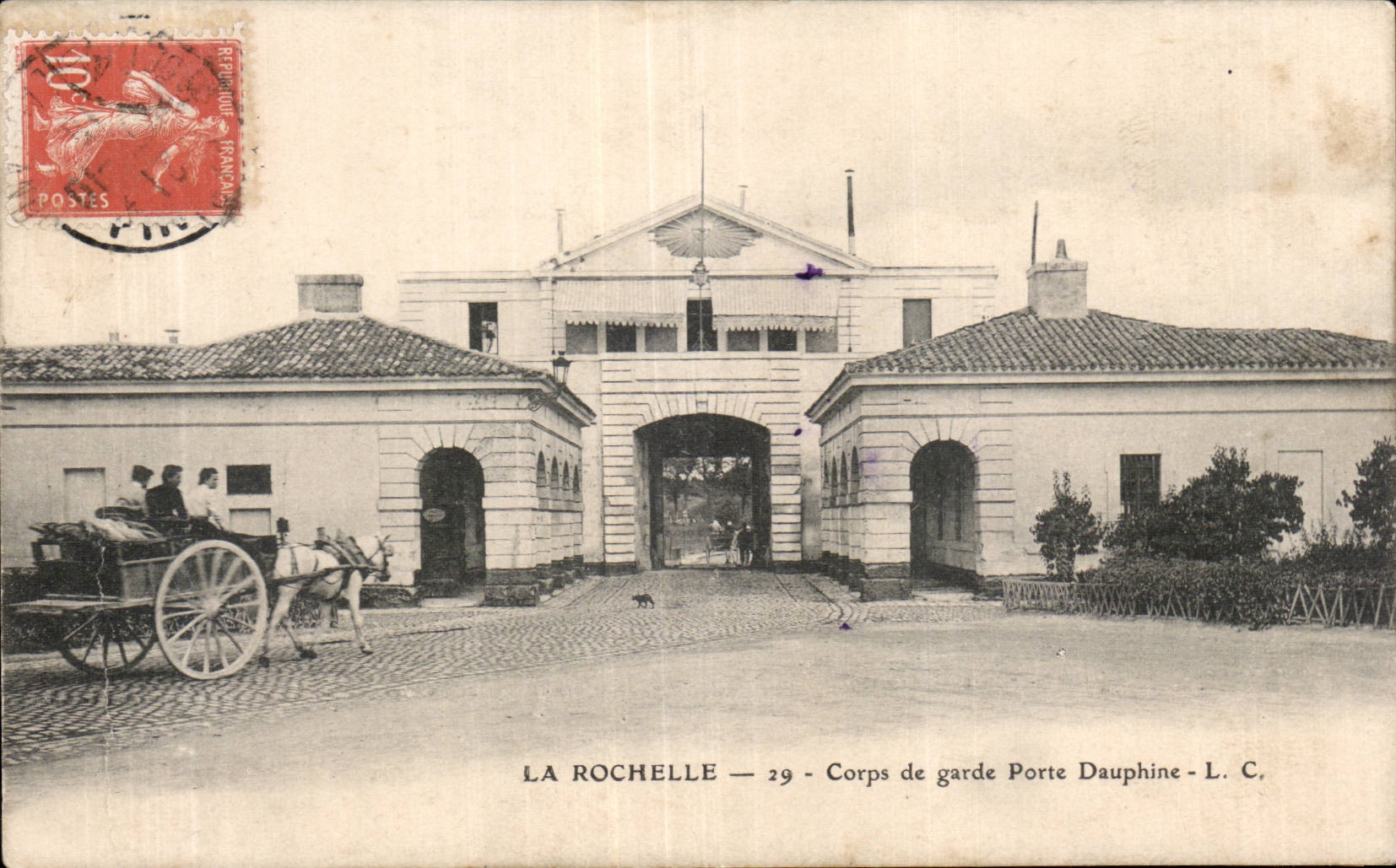 CPA La Rochelle Corps de garde Porte Dauphine 