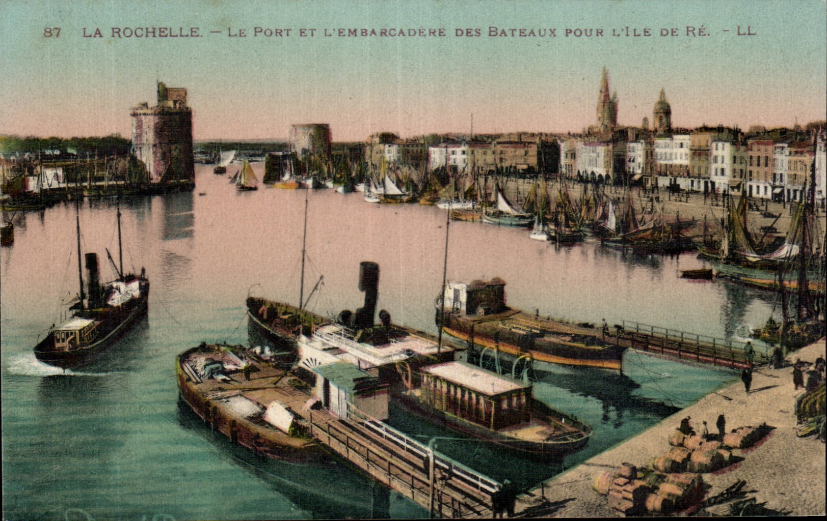CPA La Rochelle Le port et l embarcadere des bateaux pour l ile de Re