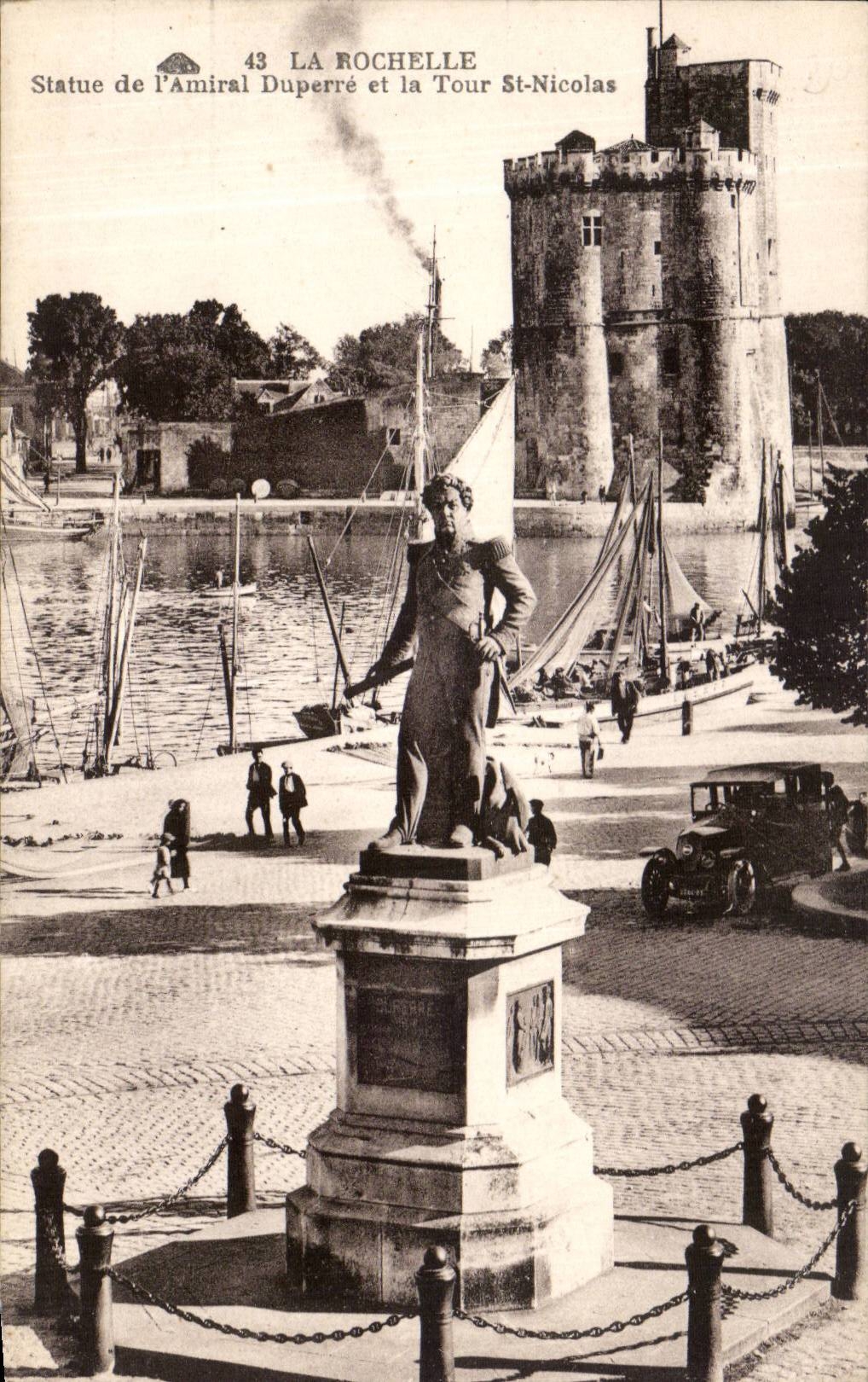 CPA La Rochelle Statue de l amiral Duperre et la Tour St Nicolas