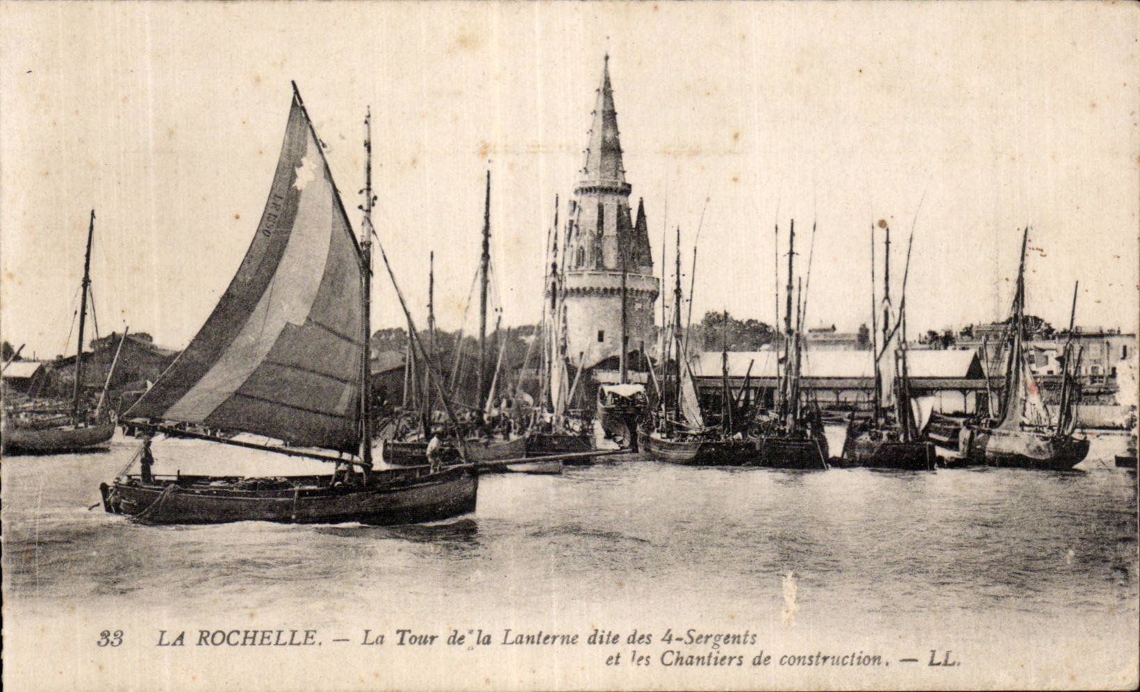 CPA La Rochelle la tour de la lanterne dite des 4 sergents Bateaux