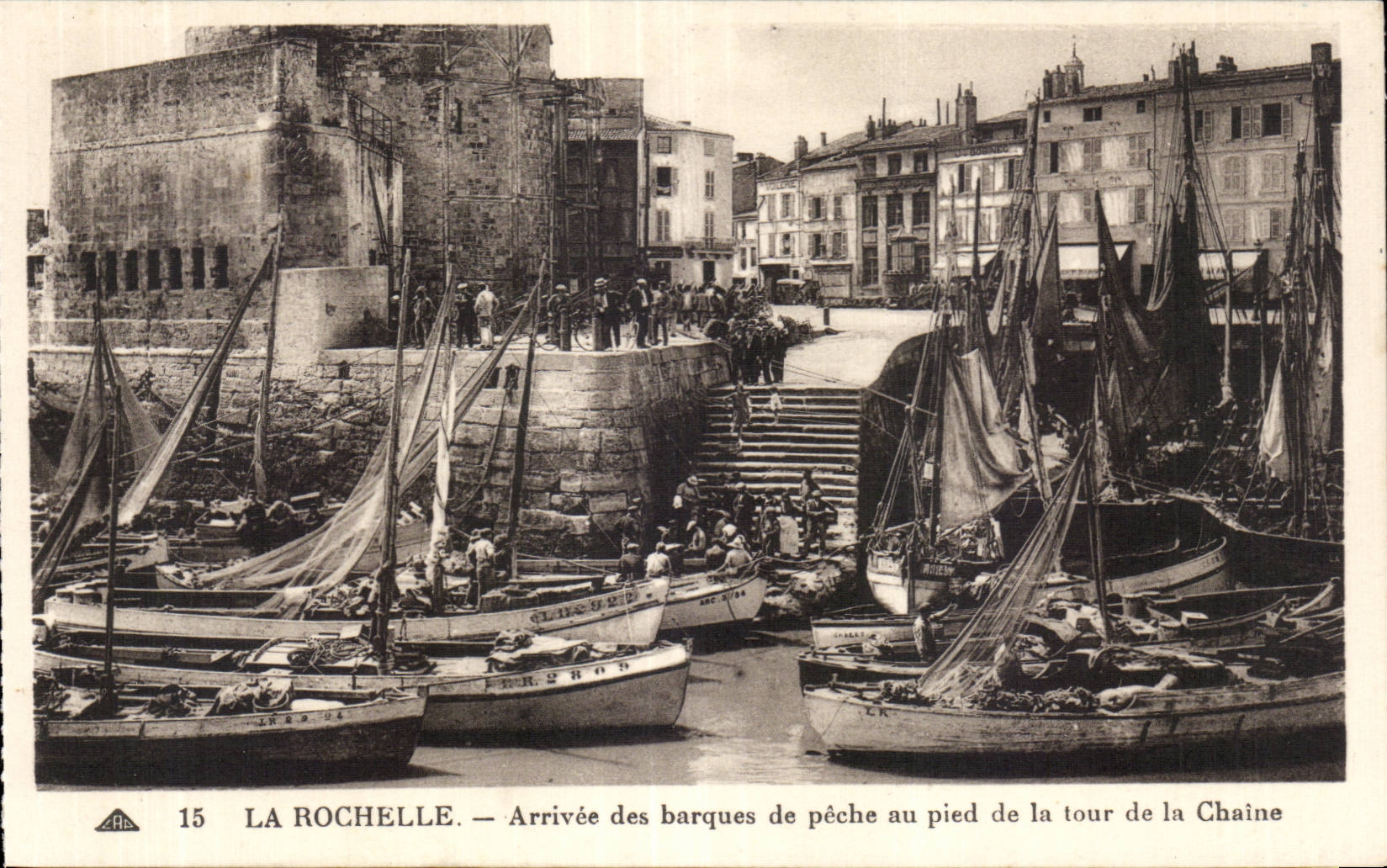 La Rochelle — Arrivée des barques de pêche au pied de la tour de la Chaine — CPAPHIL