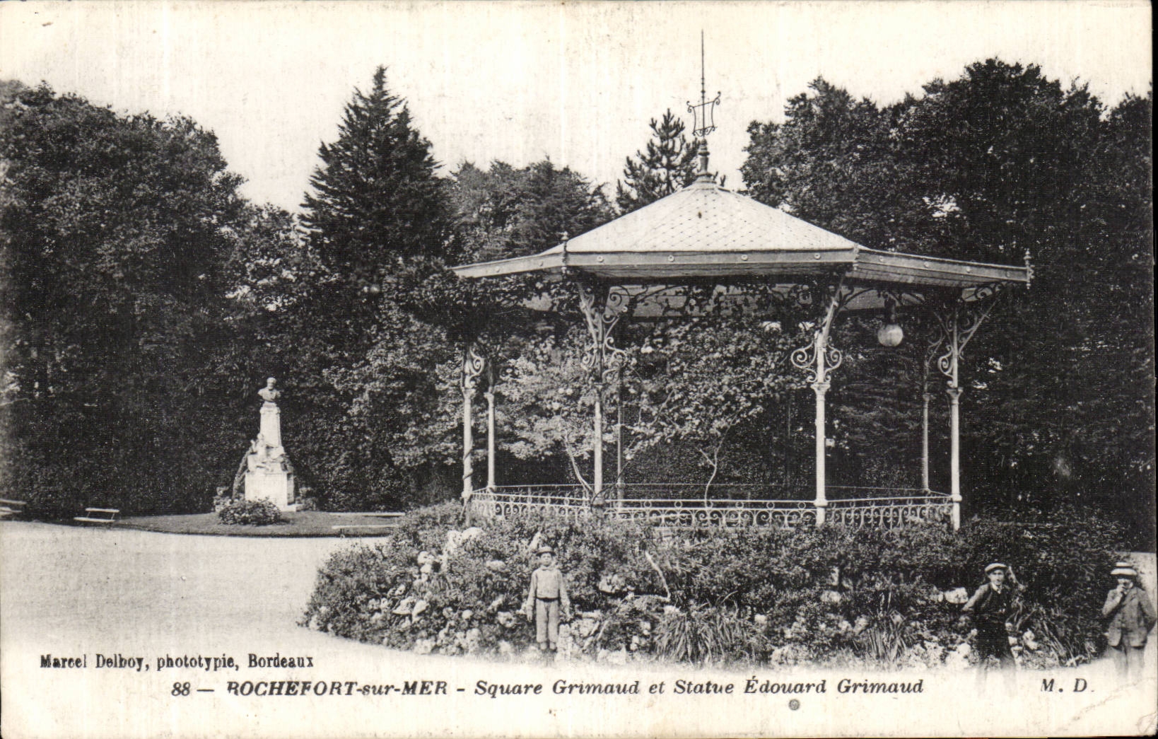 CPA Rochefort sur mer Square Grimaud et statue Edouard Grimaud