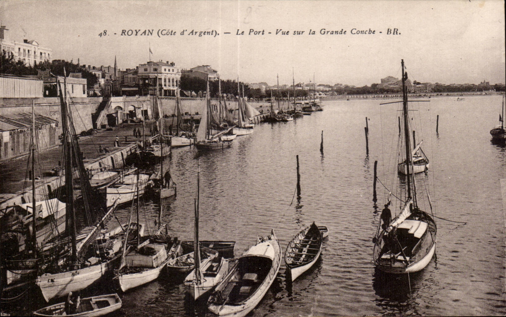 CPA Royan Le port Vue sur la grande conche 
