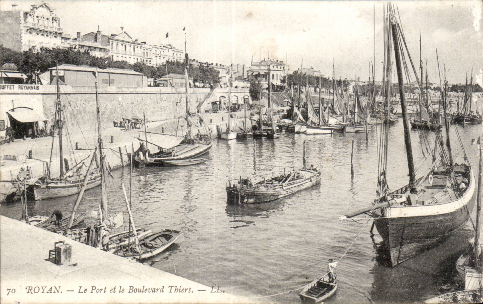CPA Royan Le port et le boulevard Thiers