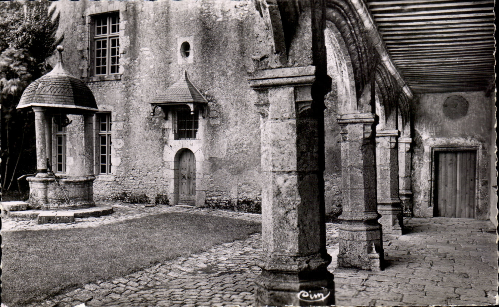 Talcy (Loire-et-Cher) — Le Château - Cour intérieure, Cloître et vieux Puits — Cim