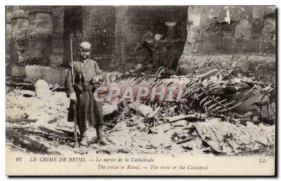 CPA Militaria la guerre 1914 Crime de Reims Le parvis de la cathedrale Soldat poilu 