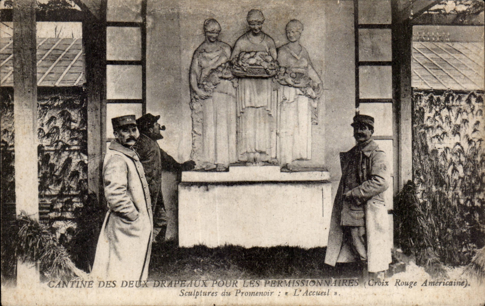 CPA Militaria Cantine des drapeaux pour les permissionnaires(Croix Rouge americaine) Sculptures au promenoir L accueil