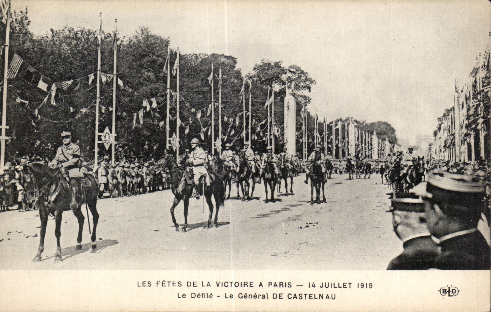 CPA Militaria Les fetes de la victoire a Paris 14juillet 1919 Le defile de Castelnau