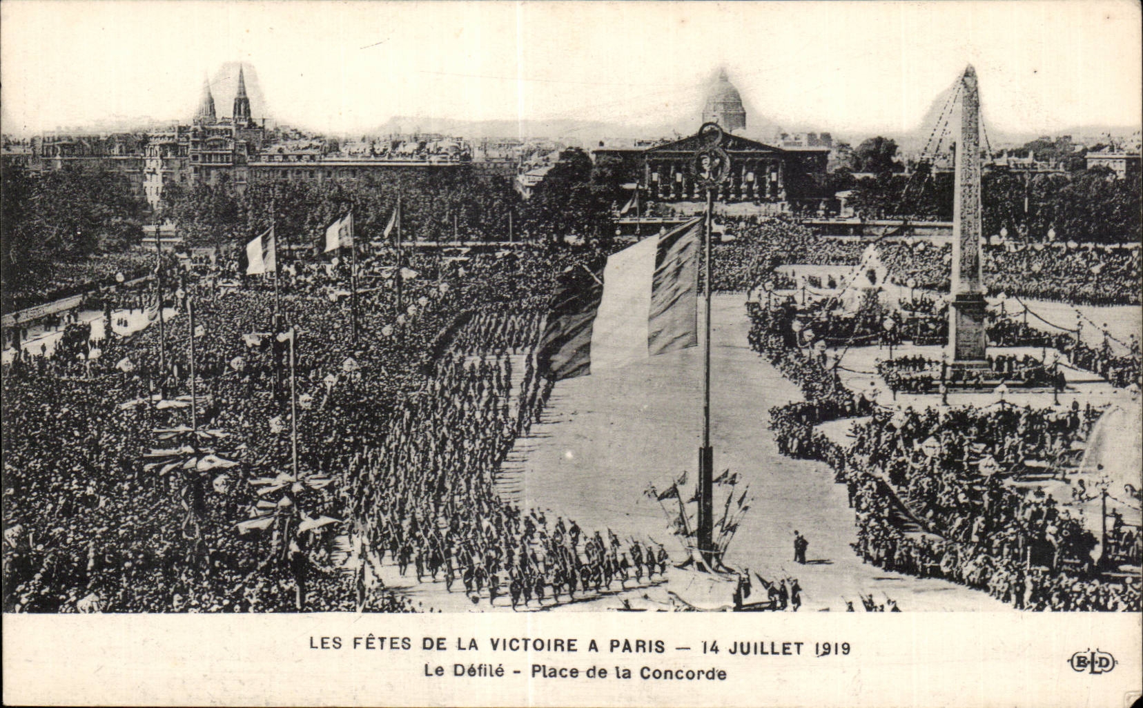 CPA Militaria Les fetes de la Victoire a Paris 14 juillet 1919 Le defile Place de la Concorde