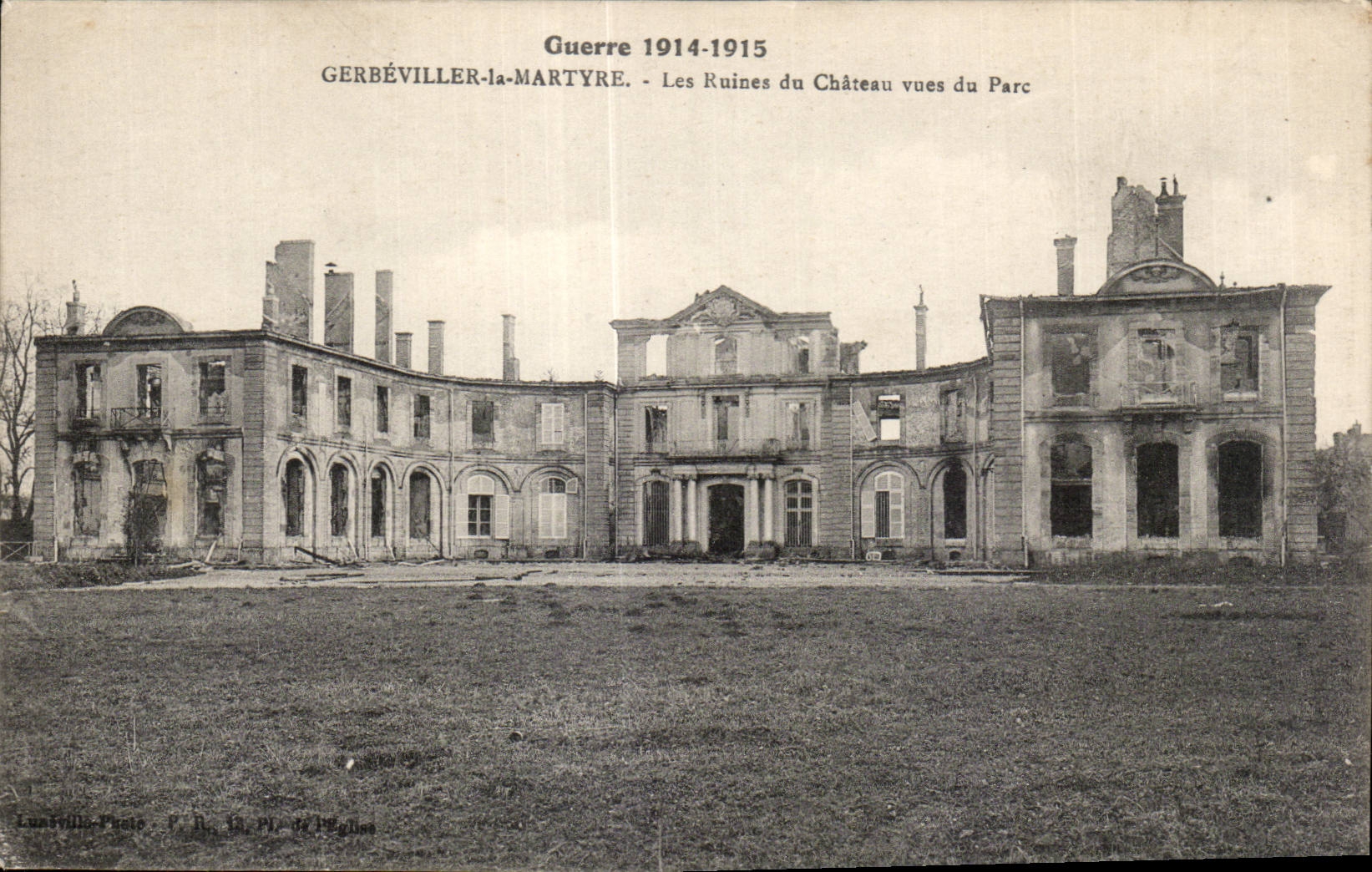CPA Militaria Gerbeviller La Martyre Les ruines du chateau vues du parc