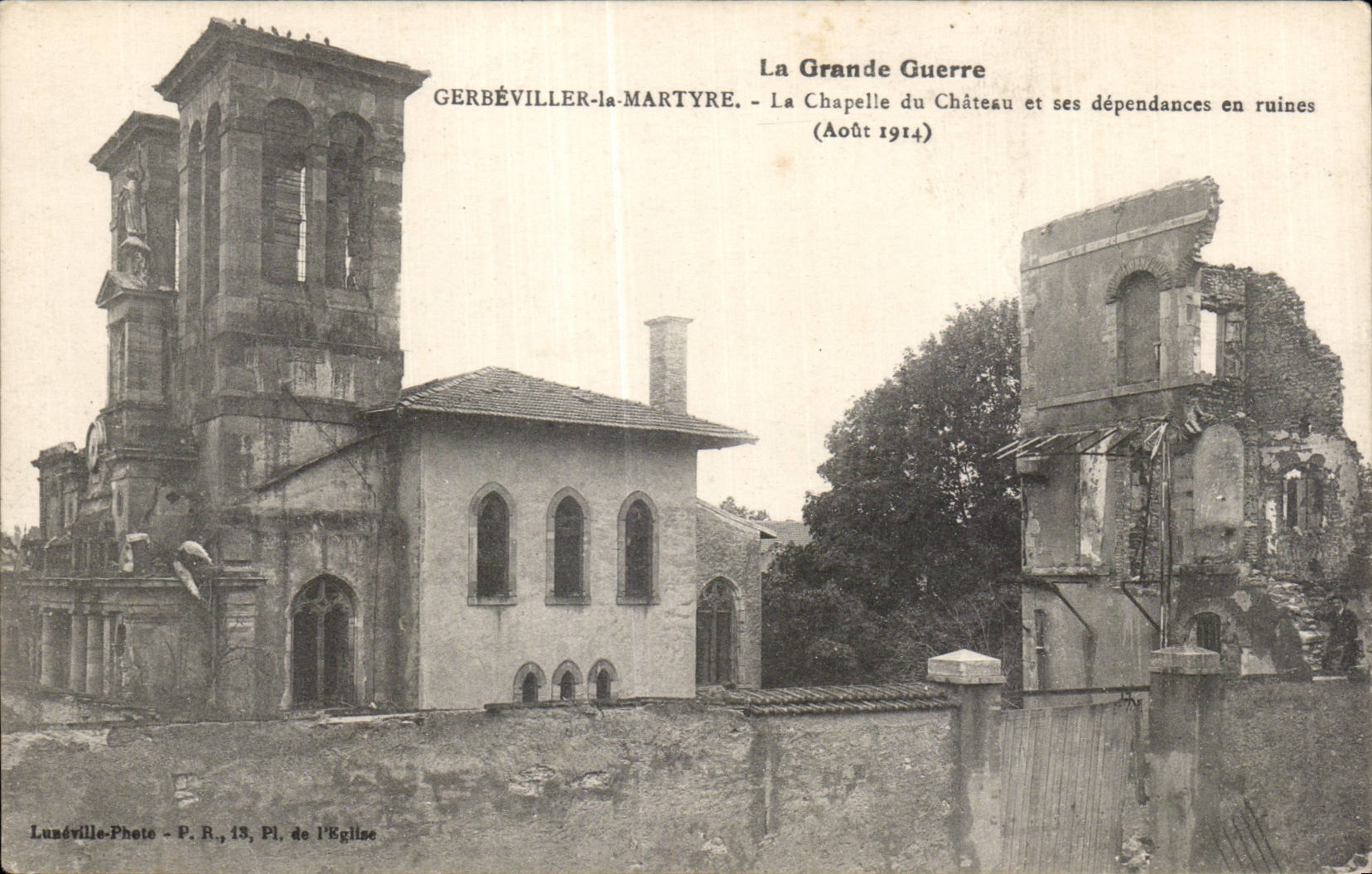 CPA Militaria Gerbeviller La Martyre La chapelle du chateau et ses dependances en ruines (aout 1914)