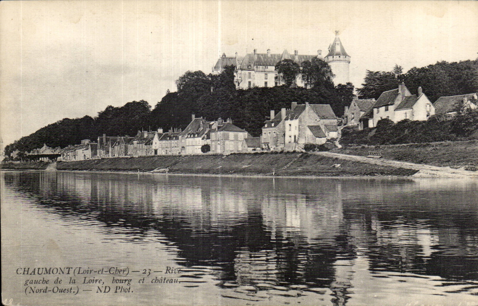 CPA Chaumont Rive gauche de la loire bourg et chateau