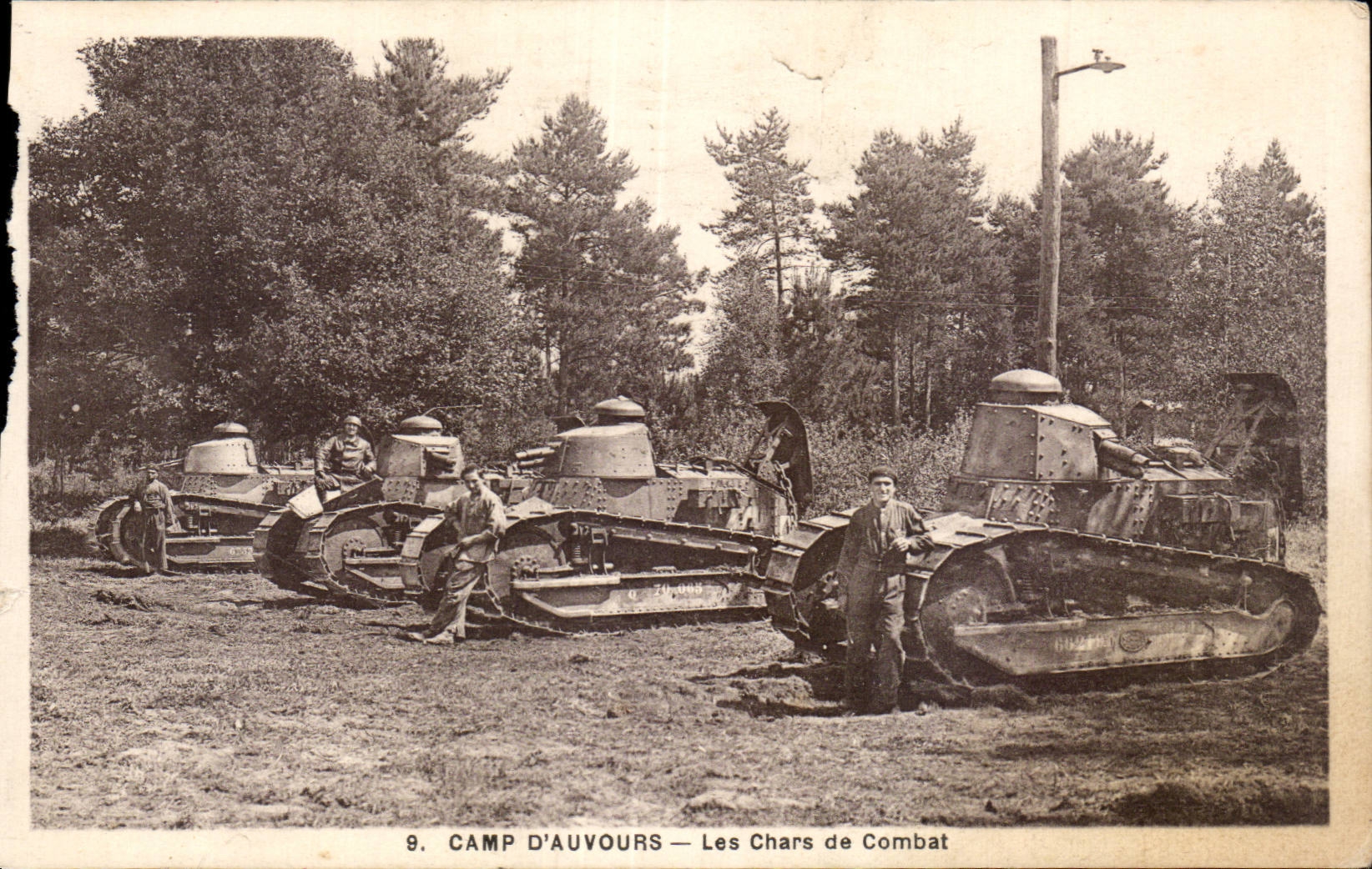 CPA Militaria Camp d Auvours Les chars de combat Tank 