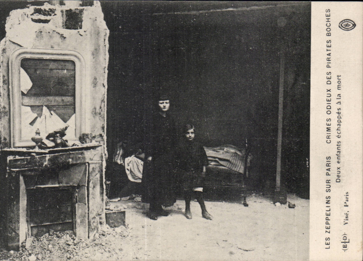CPA Militaria Les zeppelins sur Paris Deux enfants echappes a la mort
