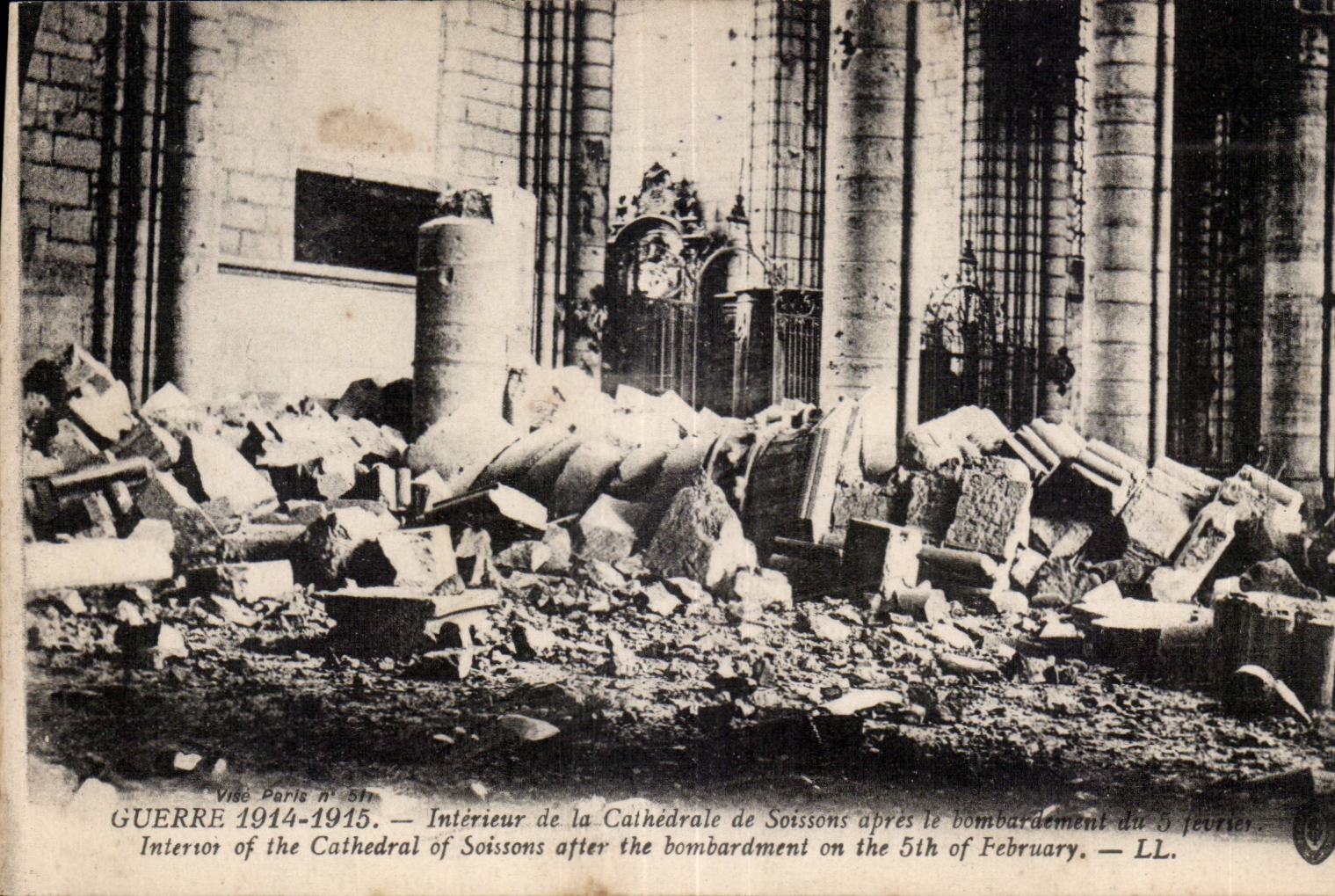 CPA Militaria Interieur de la cathedrale de Soissons apres le bombardement 