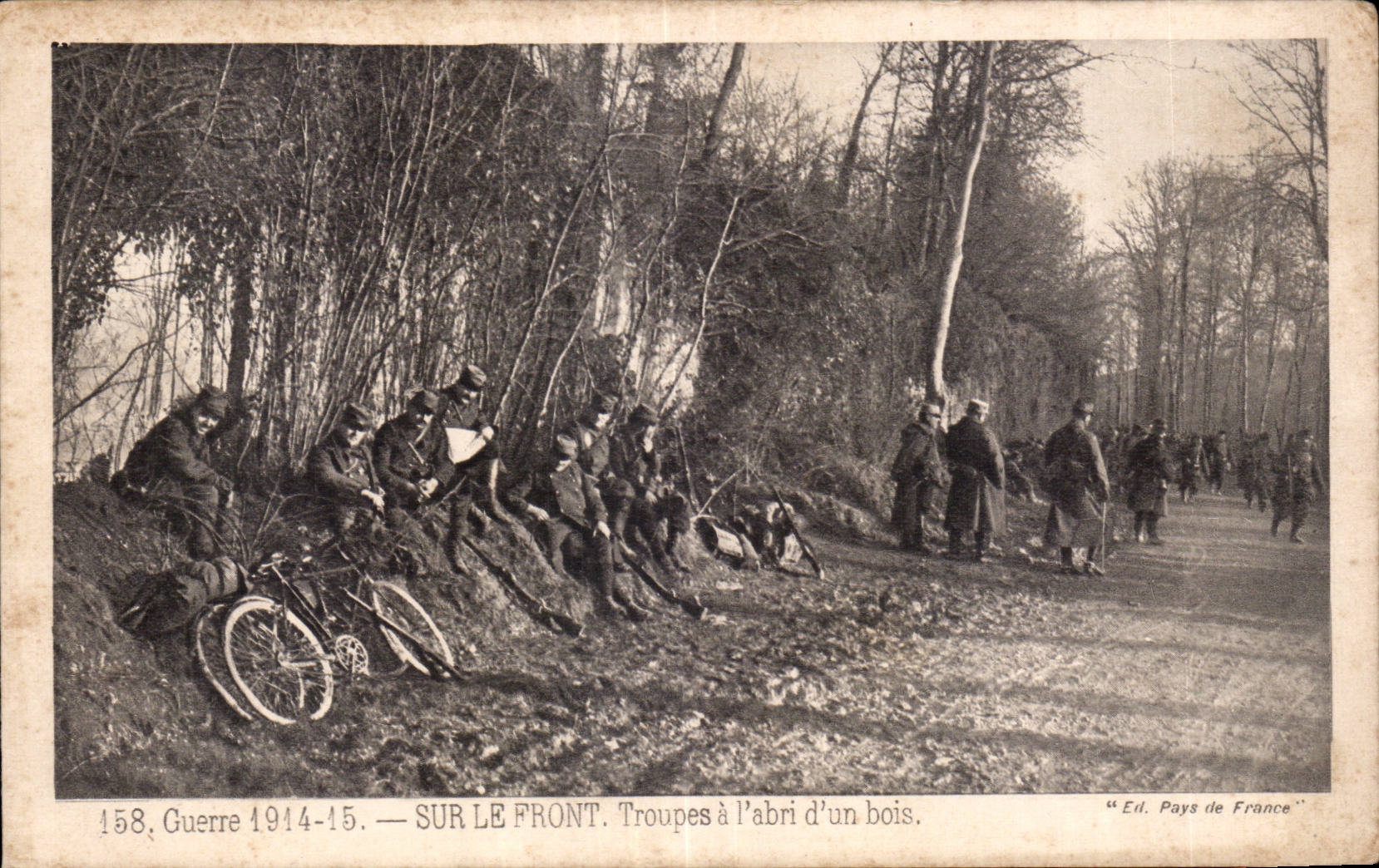 CPA Militaria Sur le front Troupes a l abri d un bois Velo