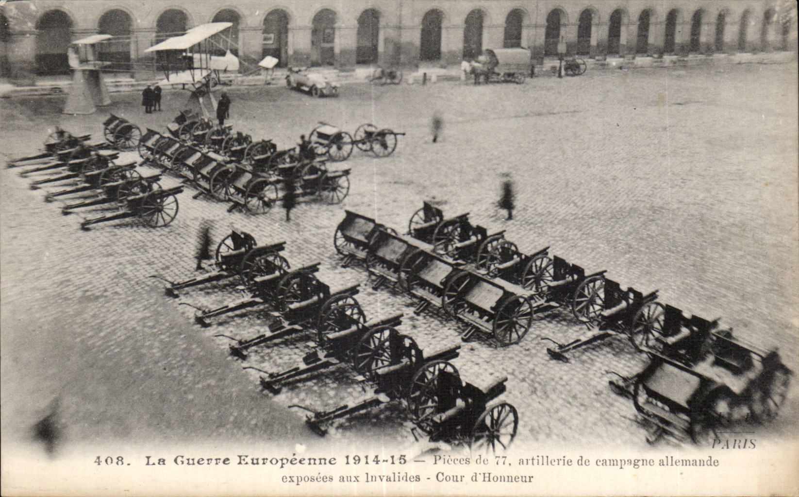 CPA Militaria Guerre de 1914 1918 Pieces de 77 artillerie de campagne allemande exposee aux Invalides Paris Avion 