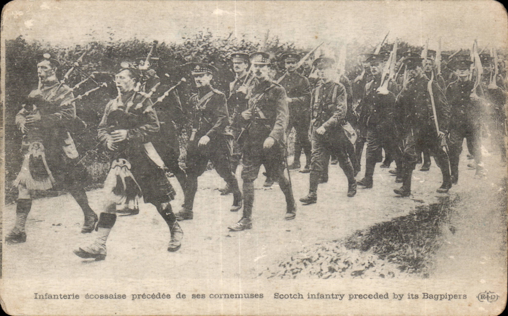 Infanterie écossaise précédée de ses cornemuses — Éditeur (B40)