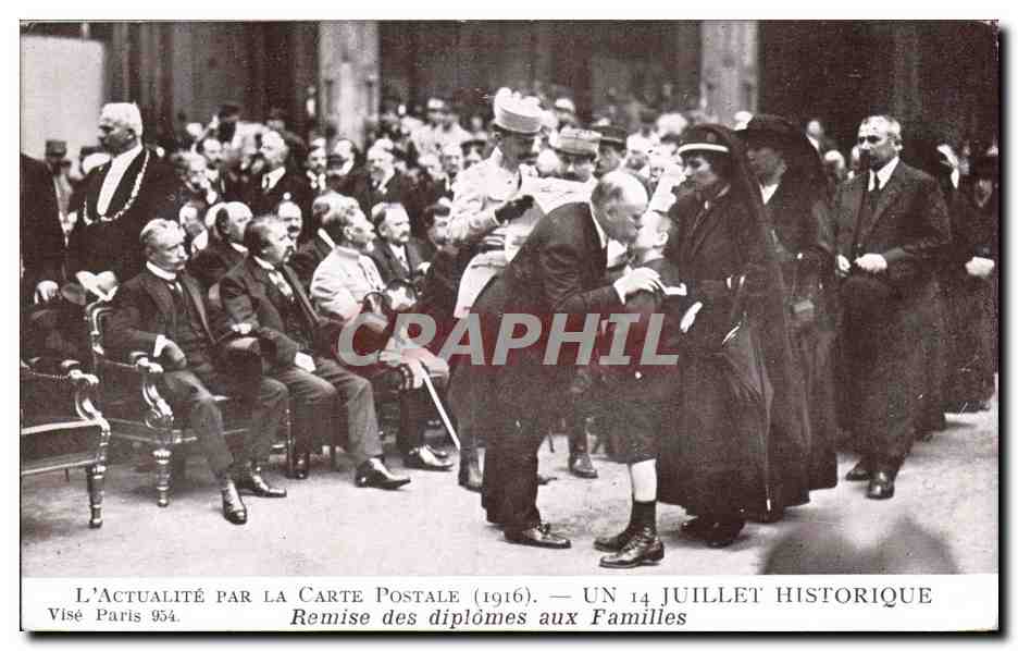 CPA Militaria Guerre de 1914 1918 Un 14 juillet historique Remise des diplomes aux familles