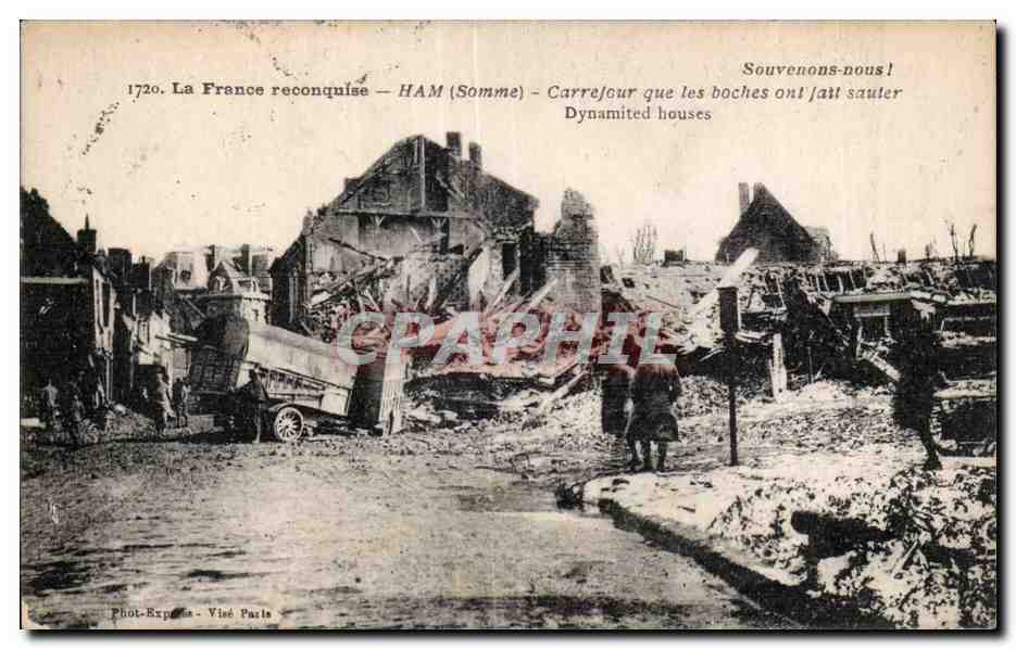 CPA Militaria Guerre de 1914 1918 Ham Somme Carrefour que les boches ont fait sauter