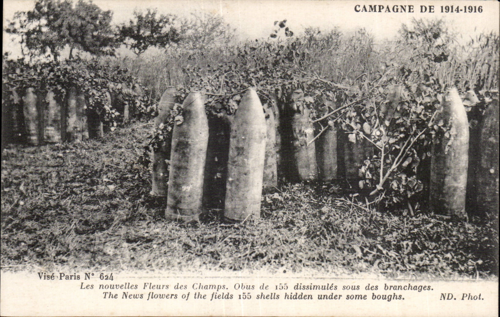 CPA Militaria Guerre de 1914 1918 Les nouvelles fleurs des champs Obus de 155 dissimules sous des branchages 