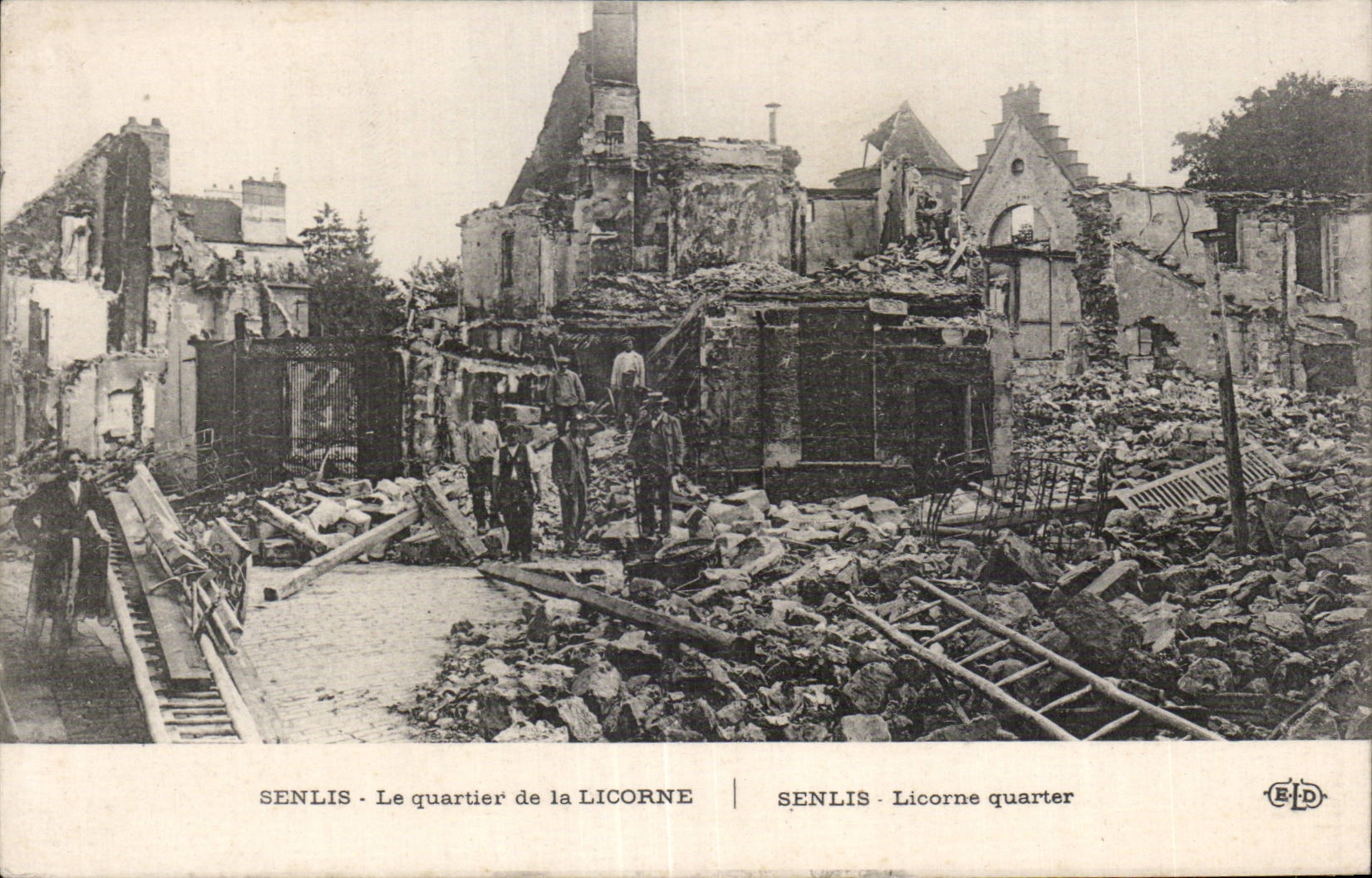 CPA Militaria Guerre de 1914 1918 Senlis Le quartier de la Licorne 