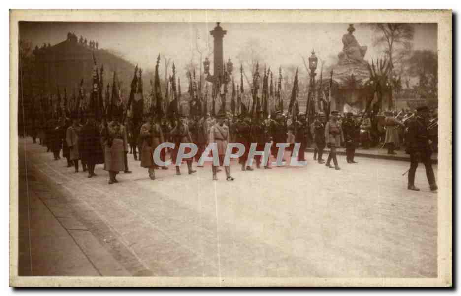 CPA Militaria Guerre de 1914 1918 Funerailles du marechal Foch 26 mars 1929 Les drapeaux des regiments dissous Paris 