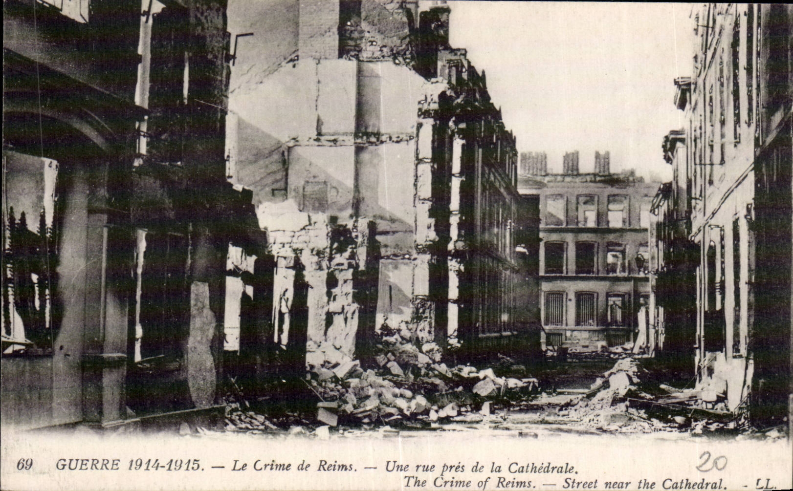 CPA Militaria Guerre de 1914 1918 Le crime de reims Une rue pres de la cathedrale