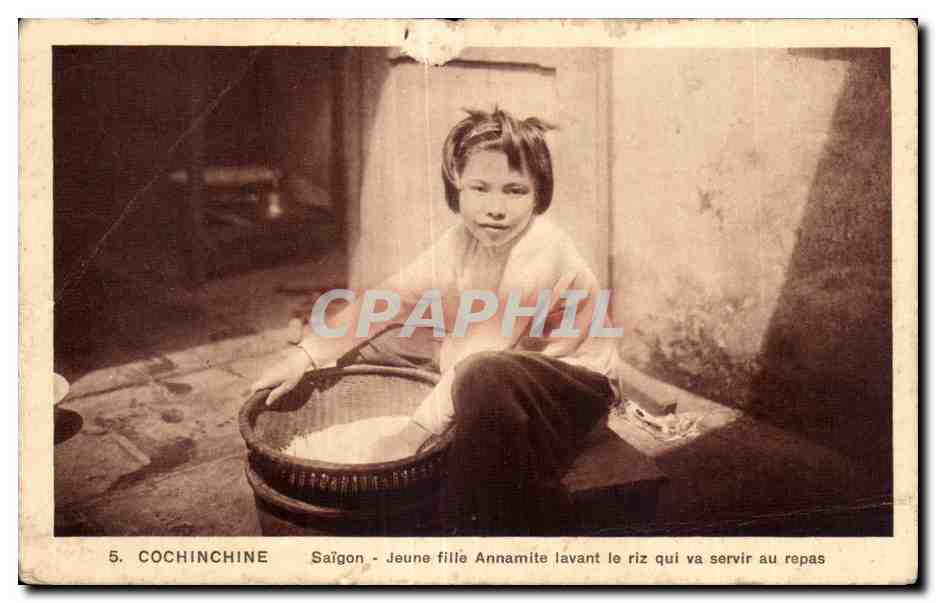 Cochinchine - Saïgon - Jeune fille Annamite lavant le riz qui va servir au repas — N°5
