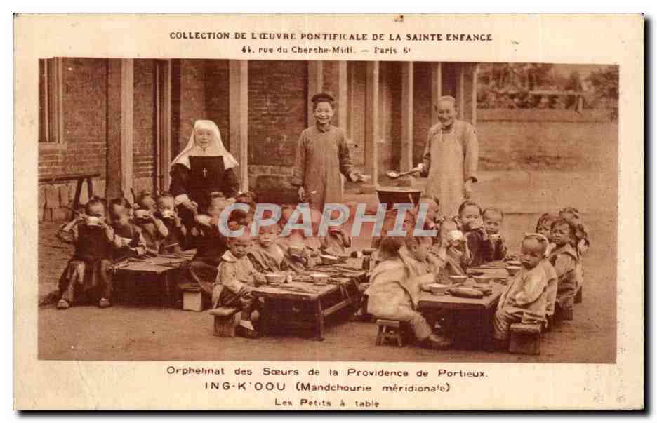 Orphelinat des Sœurs de la Providence de Portieux — ING-K'OOU (Mandchourie méridionale) — Les Petits à table — Orphelinat des Sœurs de la Providence de Portieux. ING-K'OOU (Mandchourie méridionale). Les Petits à table.