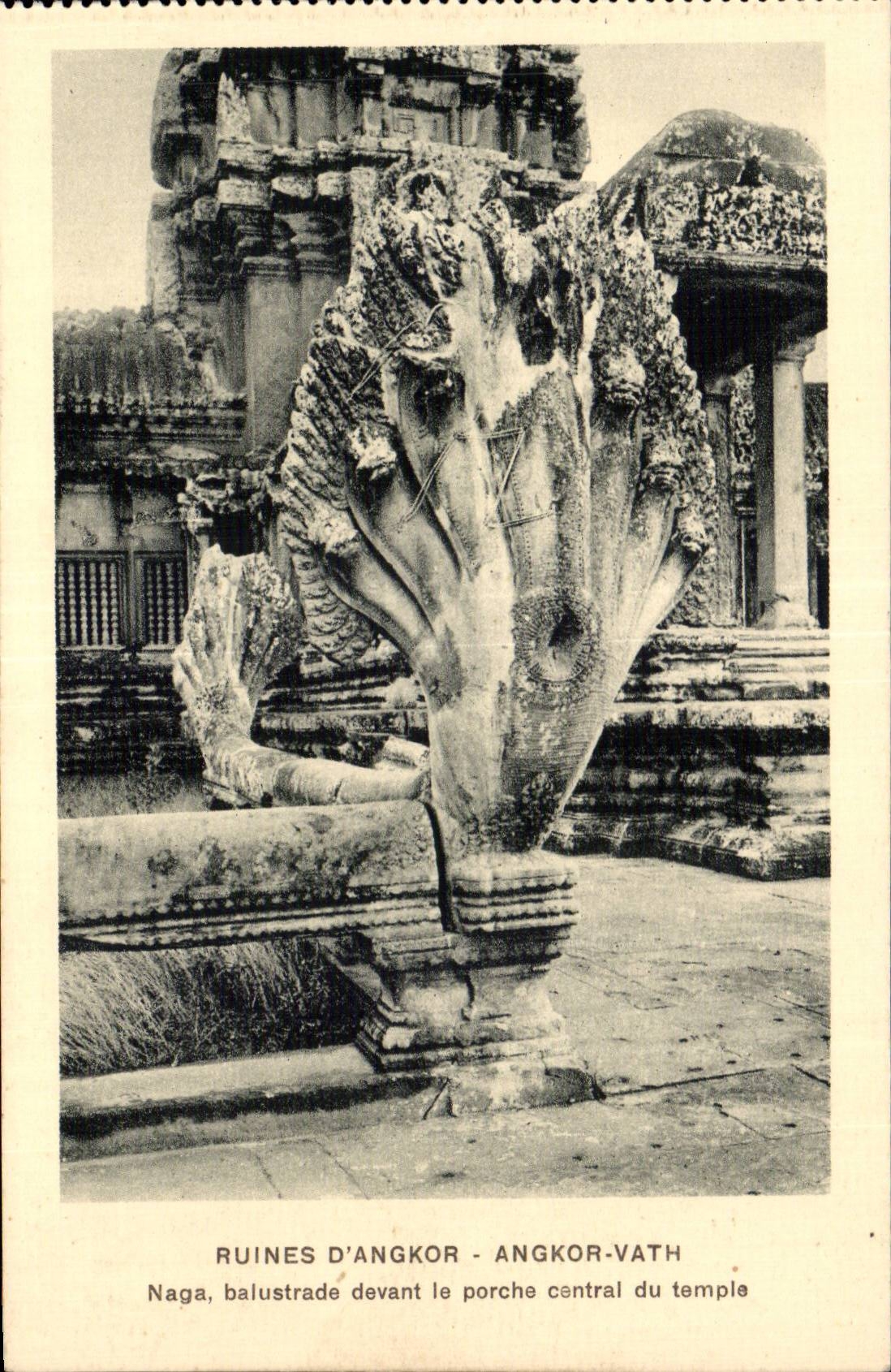 Ruines d'Angkor - Angkor-Vath — Naga, balustrade devant le porche central du temple