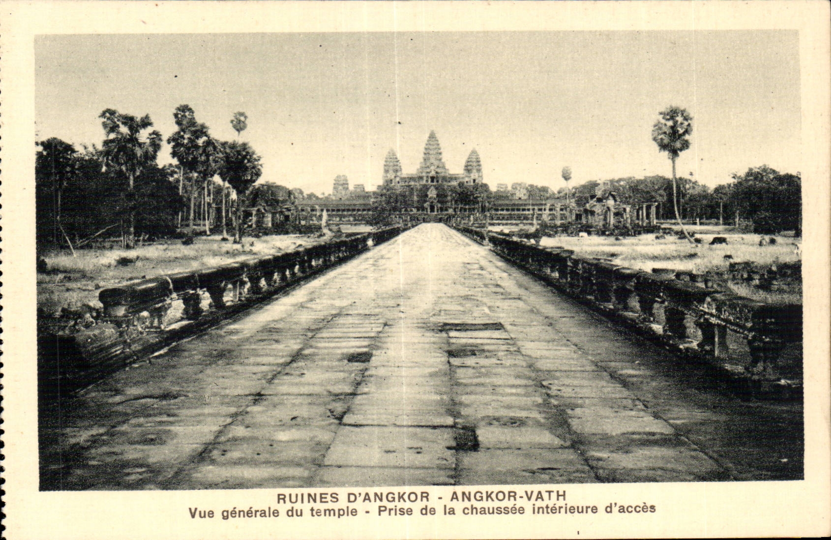 Ruines d'Angkor - Angkor-Vath — Vue générale du temple - Prise de la chaussée intérieure d'accès