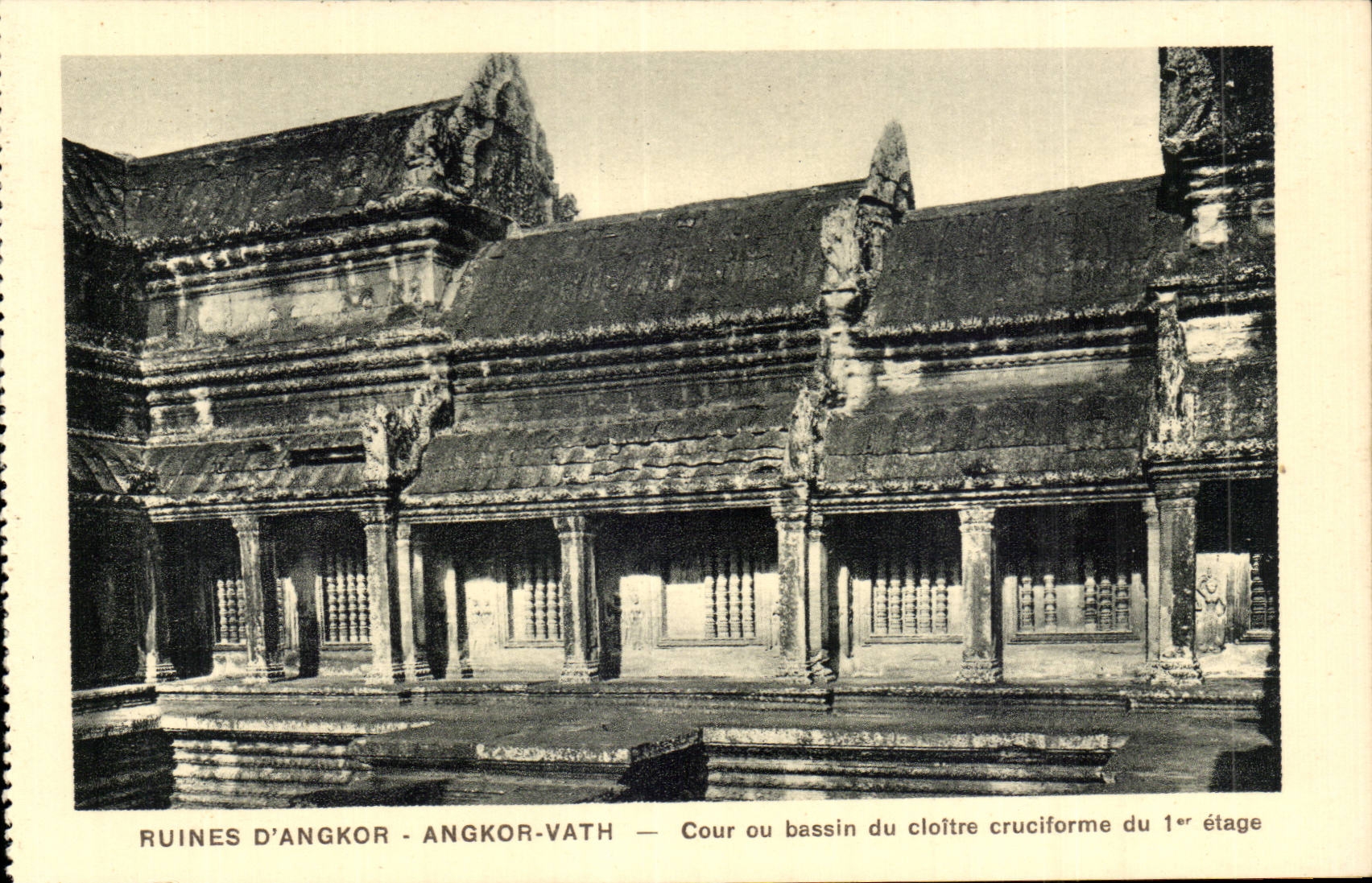 Ruines d'Angkor - Angkor-Vath — Cour ou bassin du cloître cruciforme du 1er étage