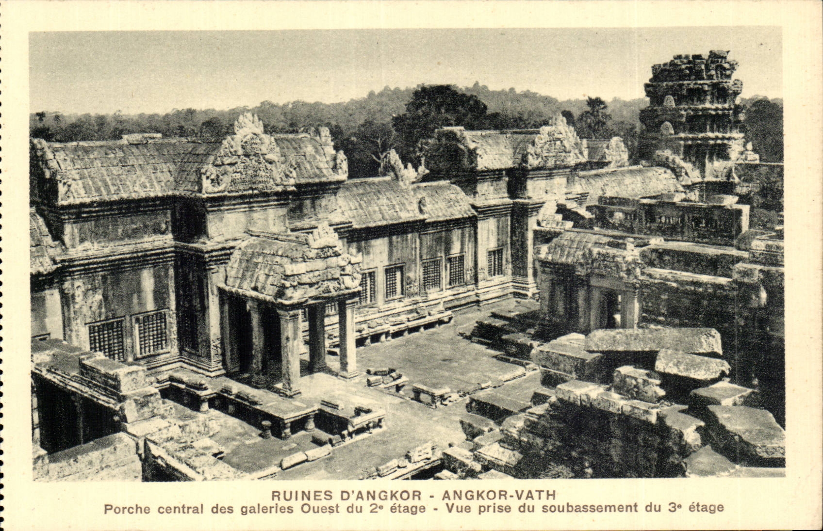 Ruines d'Angkor - Angkor-Vath — Porche central des galeries Ouest du 2e étage - Vue prise du soubassement du 3e étage
