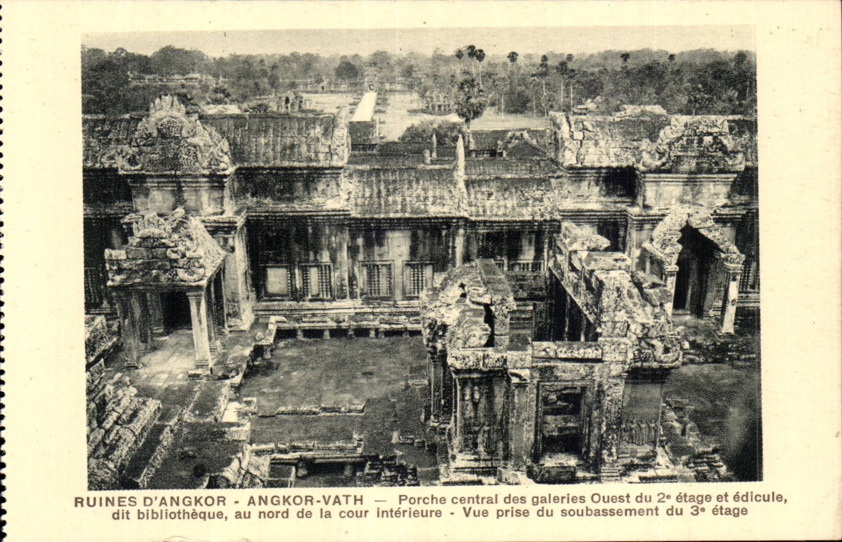 Ruines d'Angkor - Angkor-Vath — Porche central des galeries Ouest du 2e étage et édicule, vue prise du soubassement du 3e étage