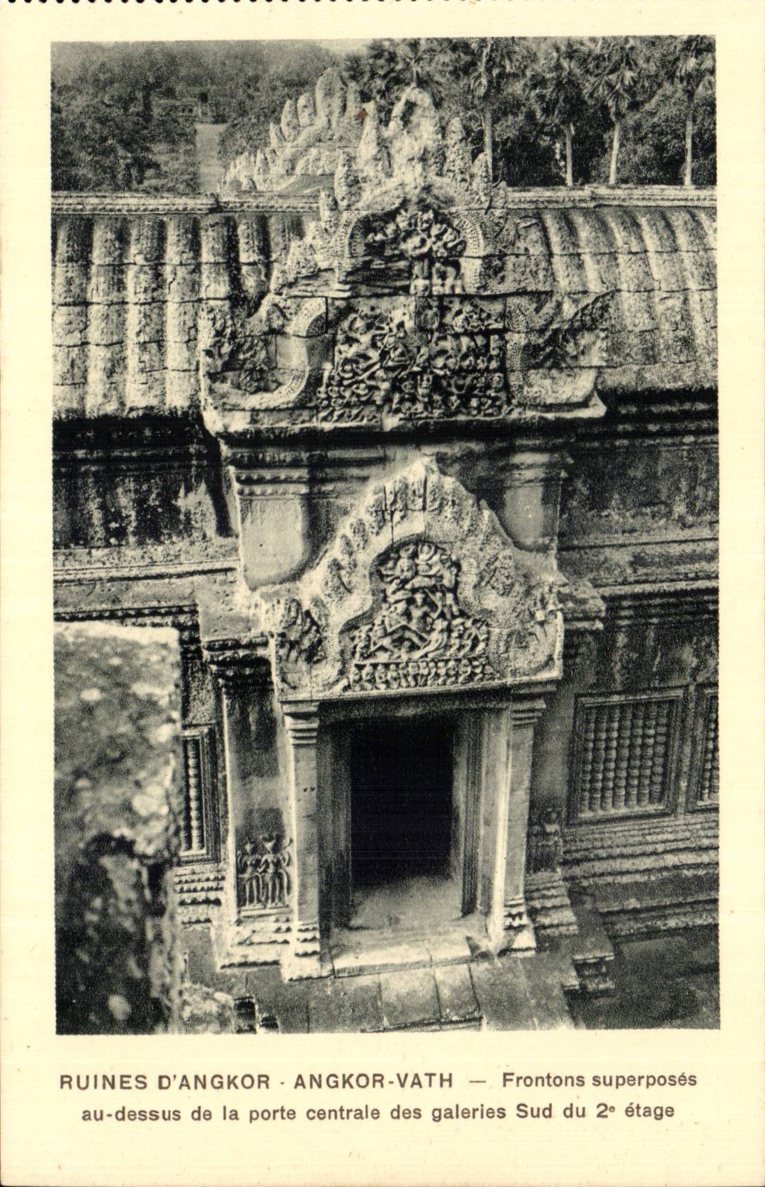 Ruines d'Angkor - Angkor-Vath — Frontons superposés au-dessus de la porte centrale des galeries Sud du 2e étage