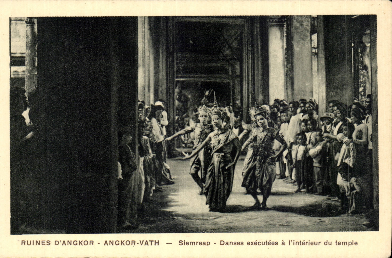 CPA Cambodge Ruines D angkor Angkor Vath Siemreap Danses executees a l interieur du temple