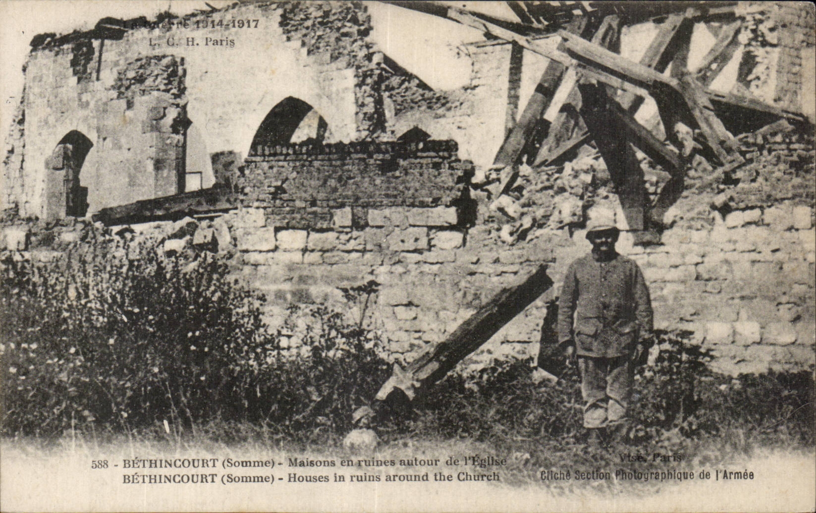 CPA Militaria Maisons en ruines autour de l eglise 